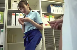 Cô thư ký hết hồn khi thấy củ khoai to của sếp